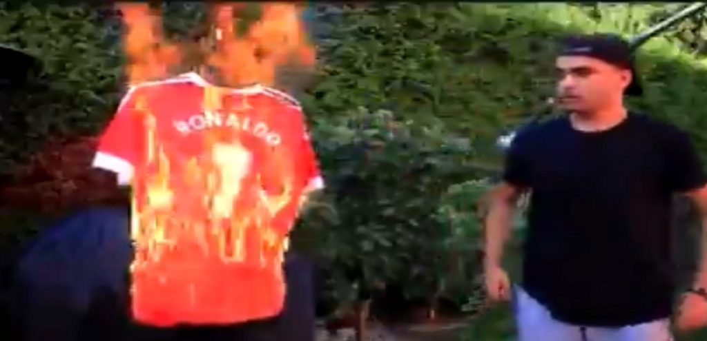 Απίστευτο: Οπαδός της Μ.Γιουνάιτεντ βιάστηκε κι έκαψε… τσάμπα τη φανέλα του Κριστιάνο Ρονάλντο! (βίντεο)