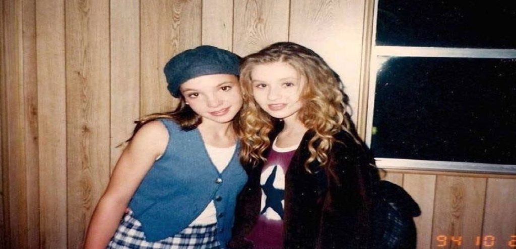Αναγνωρίζετε τα δύο κοριτσάκια; – Σήμερα είναι δύο από τις διασημότερες γυναίκες στον κόσμο!