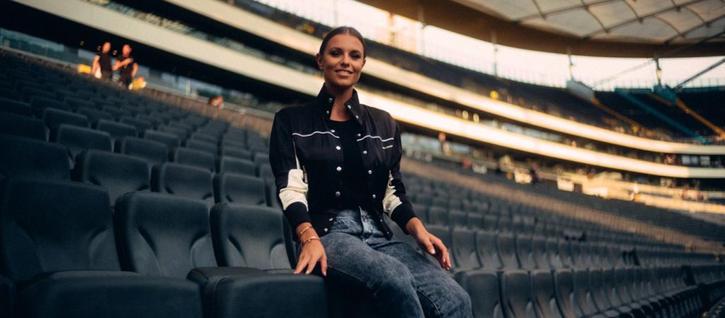 Λ.Βοντόρα: Η Γερμανίδα παρουσιάστρια που «τράβηξε» όλα τα βλέμματα στην κλήρωση του Europa League (φώτο)