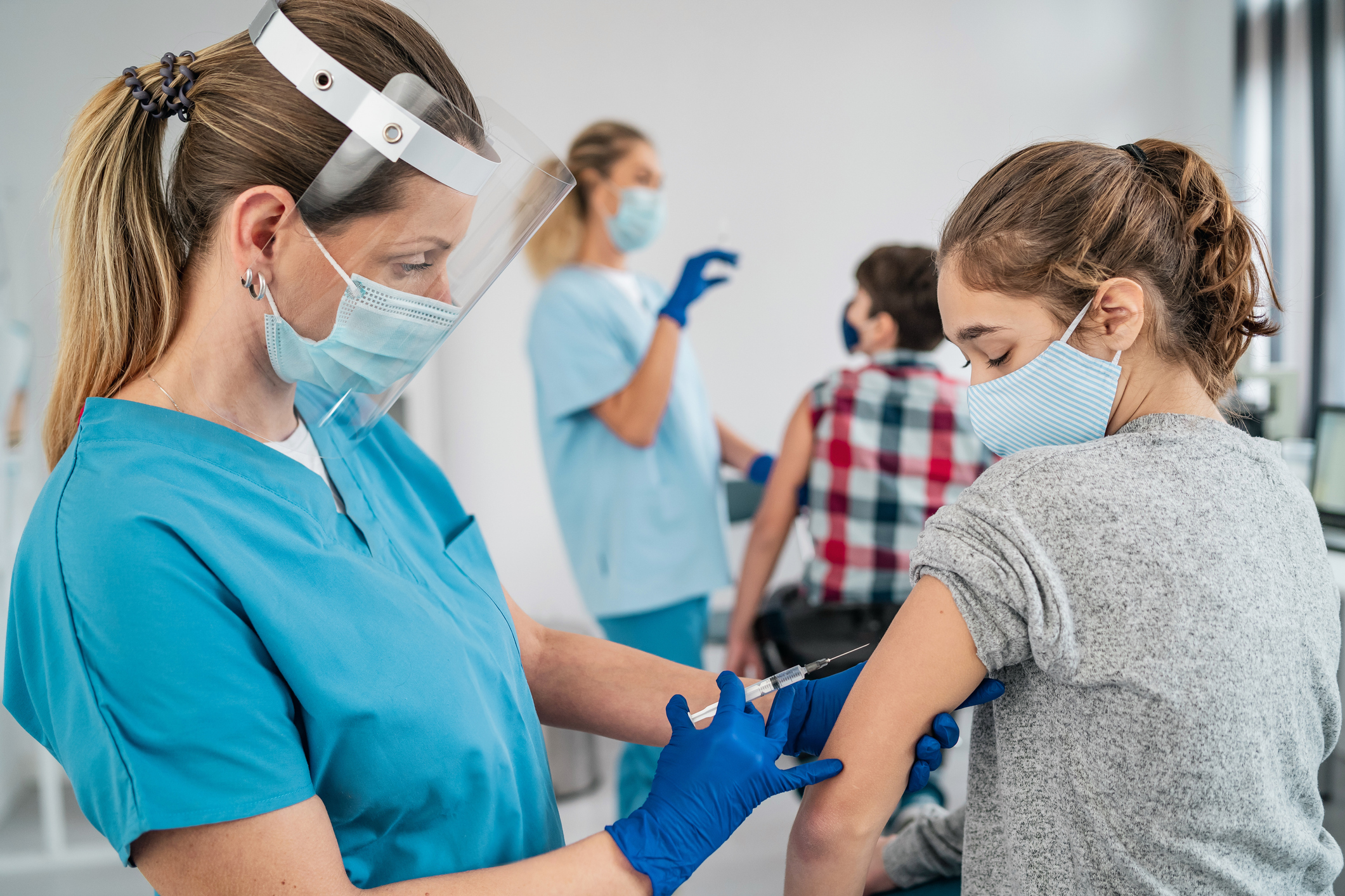 Η Βρετανία ετοιμάζει μαζικούς εμβολιασμούς παιδιών 12-15 ετών