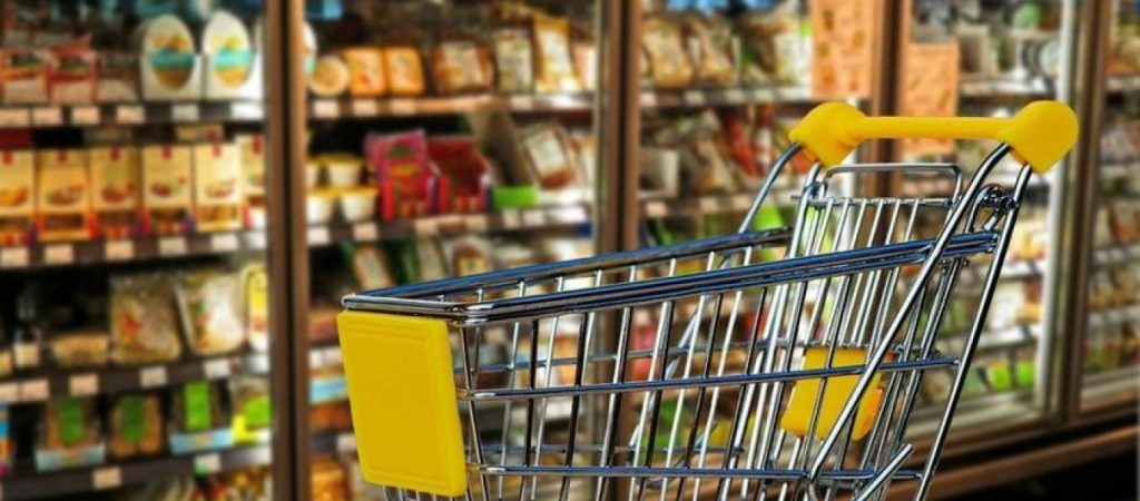 Πελάτης αφαιρέθηκε και κλειδώθηκε σε σούπερ μάρκετ: Του κλείσαν τα φώτα και τον κλείδωσαν! (βίντεο)
