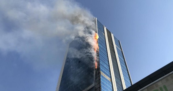 Ιταλία: Φωτιά σε ουρανοξύστη στο Μιλάνο (βίντεο)