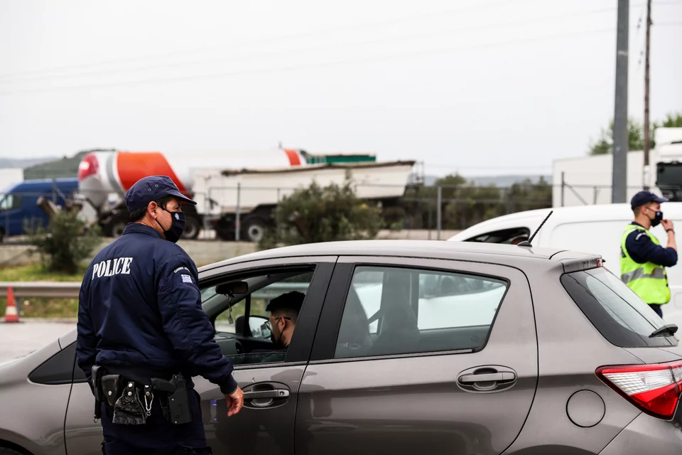 Μόνο με δικό του μέσο θα ταξιδεύει κανείς (σχεδόν) ελεύθερα: Νέοι περιορισμοί στις μετακινήσεις εκτός νομού