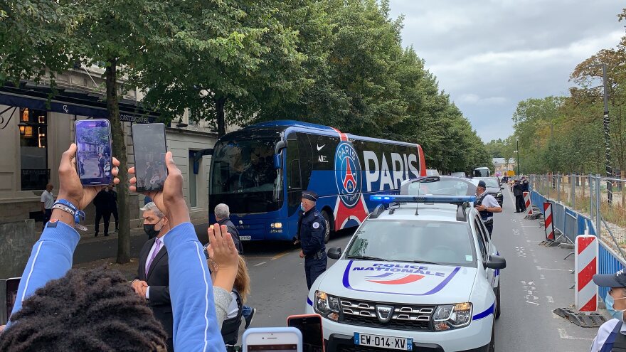 Λιονέλ Μέσι: Ουρές από χιλιάδες οπαδούς στο Παρίσι – Περιμένουν να τον αποθεώσουν! (βίντεο-φώτο)