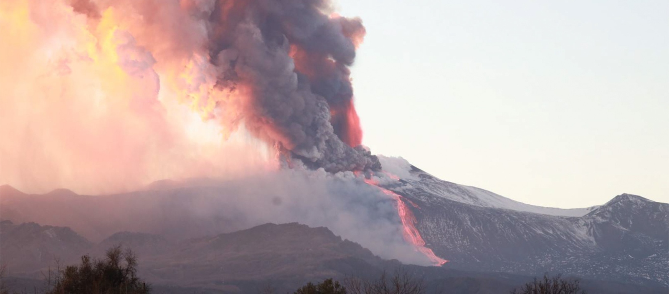 «Ξύπνησε» το ηφαίστειο της Αίτνα μετά από 20 μέρες ηρεμίας (βίντεο)