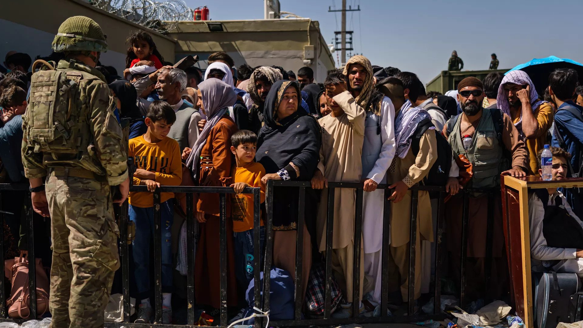 Αφγανοί και μέλη των ΜΚΟ του Σόρος προσγειώθηκαν στα Τίρανα