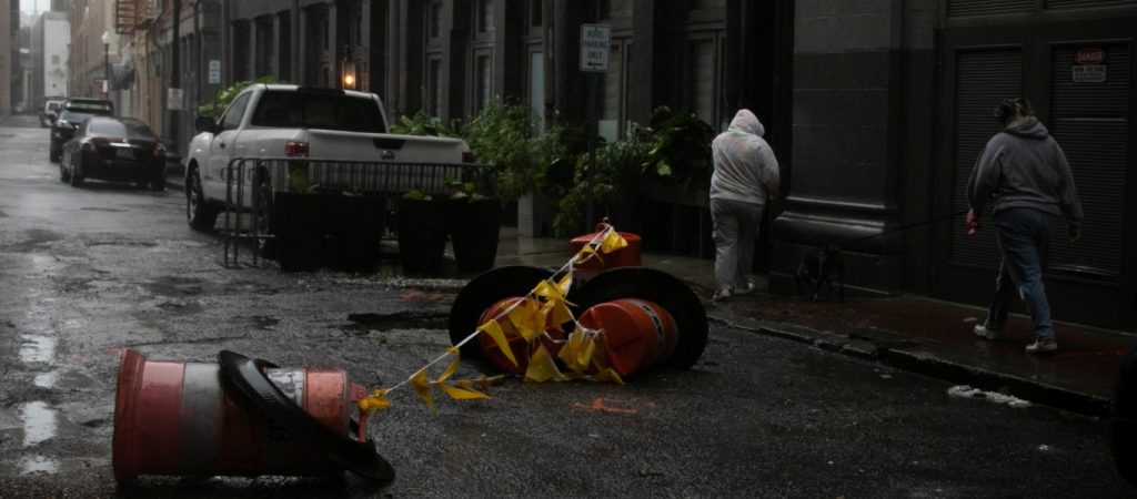 ΗΠΑ: Χωρίς ρεύμα η Νέα Ορλεάνη λόγω του τυφώνα – Ένας νεκρός από πτώση δέντρου