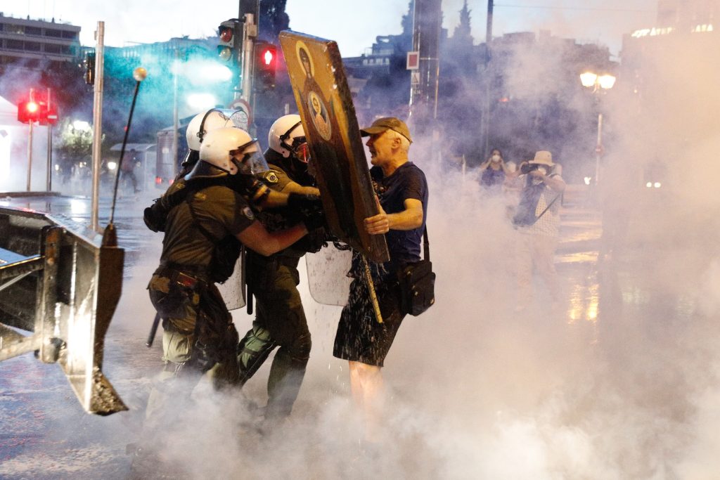 Σύνταγμα: 47 (!) προσαγωγές ατόμων που διαδήλωναν κατά του υποχρεωτικού εμβολιασμού – Ανάμεσα τους μητέρες με παιδιά