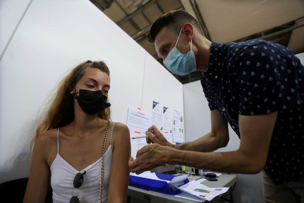 Η Γαλλία θέλει να εμβολιάσει με τρίτη δόση 18 εκατομμύρια πολίτες μέσα σε 4 μήνες!