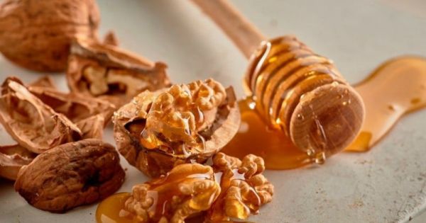 Γιατί πρέπει να εντάξετε τα καρύδια με μέλι στη διατροφή σας;
