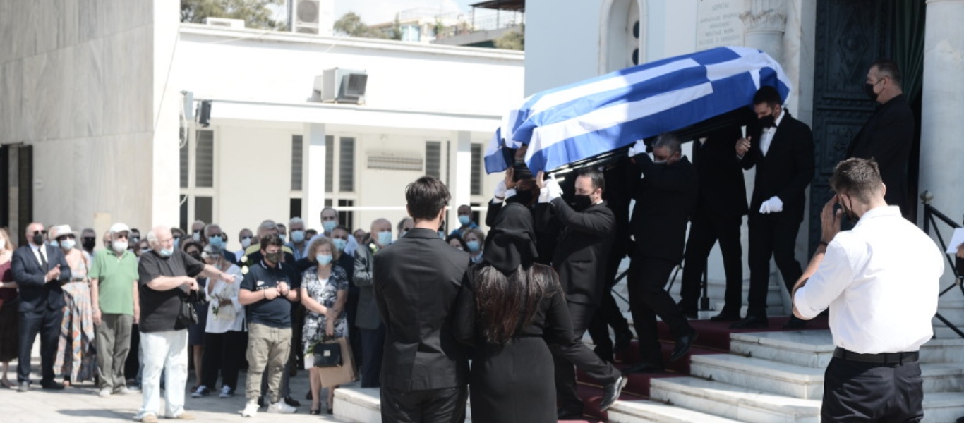 Υποβασταζόμενη η Β.Σταμάτη στην κηδεία του Άκη Τσοχατζόπουλου (βίντεο)