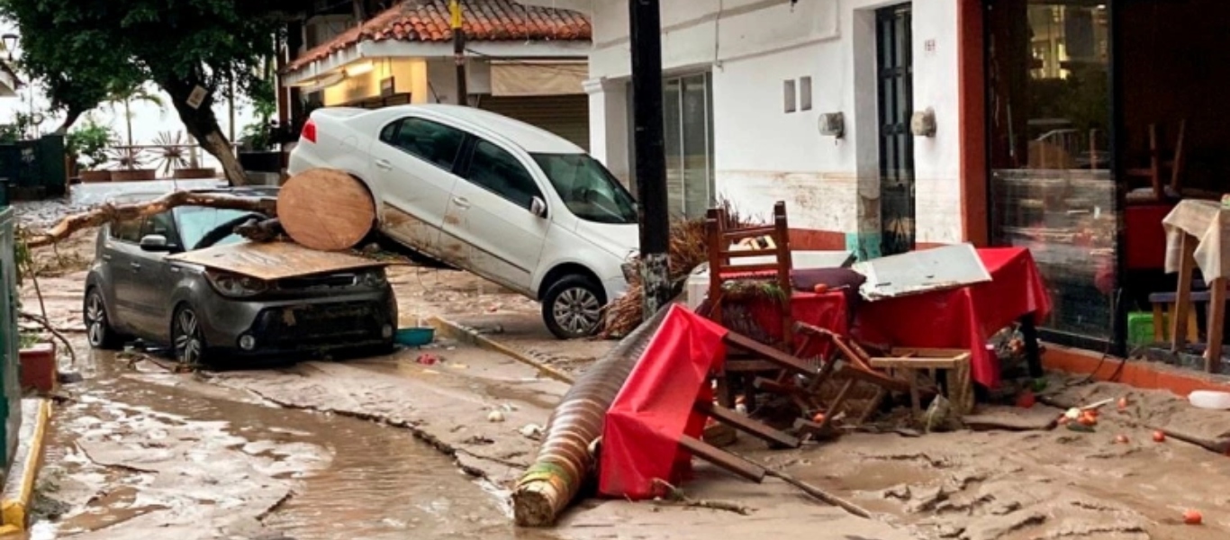 Μεξικό: Μεγάλες καταστροφές από τον τυφώνα Νόρα – Σπίτι γκρεμίζεται σαν τραπουλόχαρτο