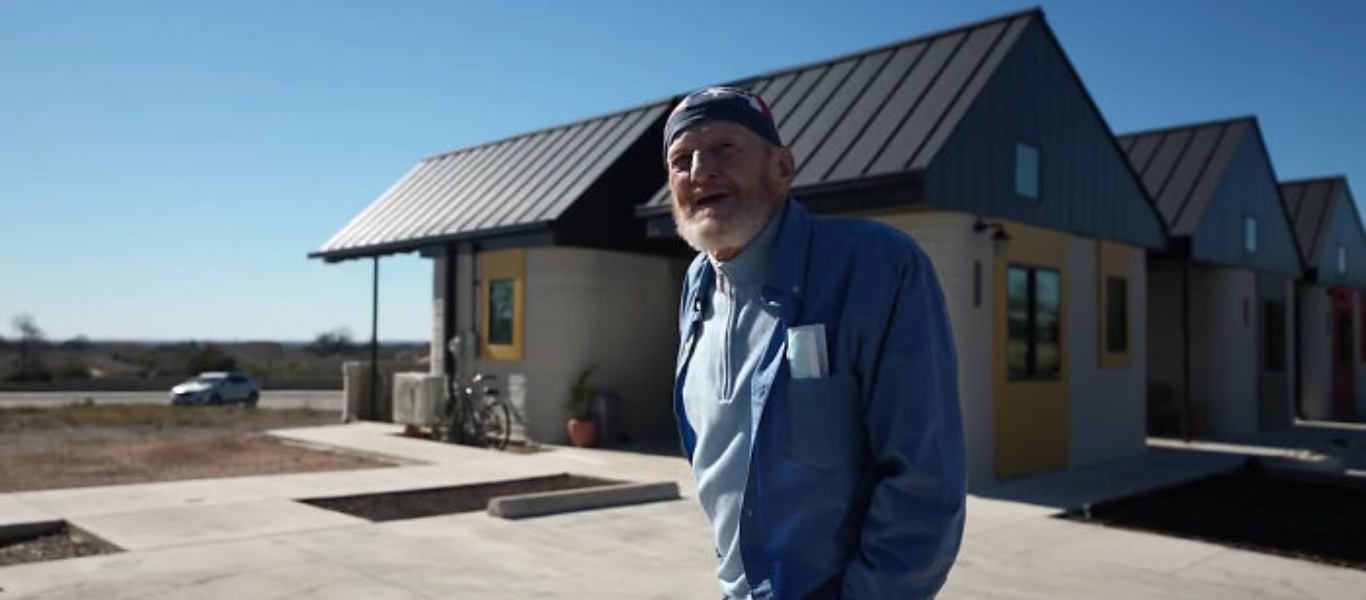 Πρώην άστεγος έγινε ο πρώτος άνθρωπος που ζει σε 3D εκτυπωμένο σπίτι (βίντεο)