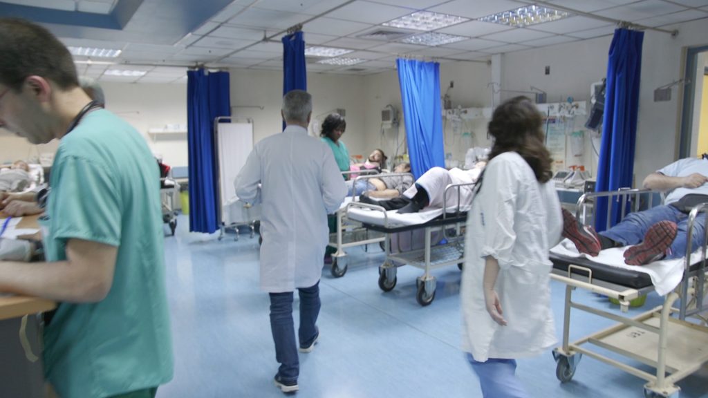 Από σήμερα  5.895 υγειονομικοί εκτός ΕΣΥ – Χάος στα νοσοκομεία! – Επιδόθηκαν οι κυβερνητικές πράξεις αναστολής