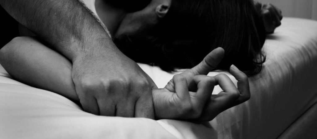 Ηράκλειο: Εφιαλτικό ξύπνημα για 55χρονη – Νεαρός συγγενής της αποπειράθηκε να τη βιάσει