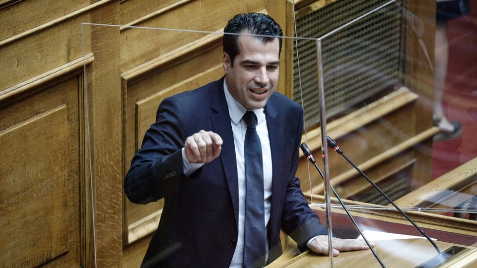 Τα «γυρνά» η κυβέρνηση – Θάνος Πλεύρης: «Άρση αναστολής για όσους υγειονομικούς εμβολιαστούν τώρα»