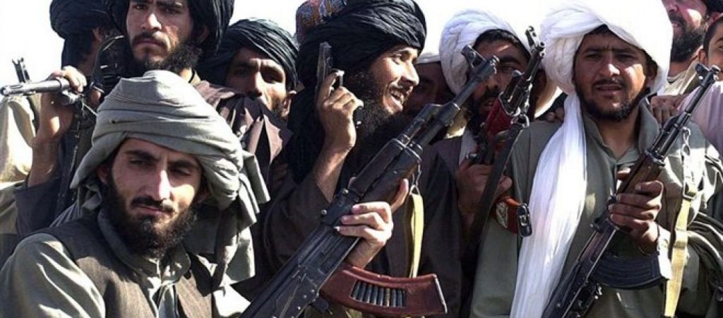 Πανδαιμόνιο στους δρόμους του Αφγανιστάν – Χιλιάδες πολίτες στις τράπεζες της Καμπούλ