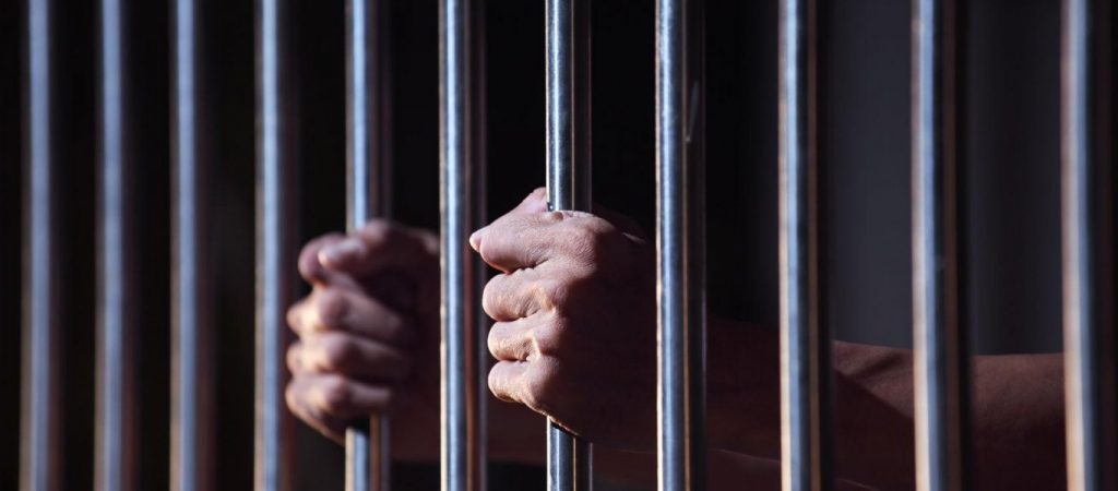 Φυλακισμένος καταφέρνει και ανοίγει το κελί του με συνδετήρα στο λεπτό! (βίντεο)