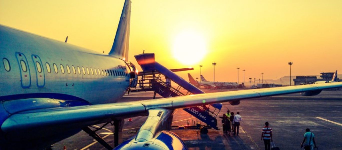 Μία καλλονή αποφάσισε να ταξιδέψει στις ΗΠΑ με μπικίνι και μάσκα προστασίας – Πανικός στο αεροδρόμιο (βίντεο)