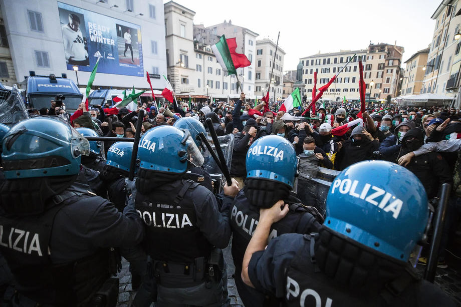 Σε αναταραχή η Ιταλία: Στους δρόμους οι Ιταλοί μετά τις εξαγγελίες Ντράγκι για υποχρεωτικό εμβολιασμό σε όλους
