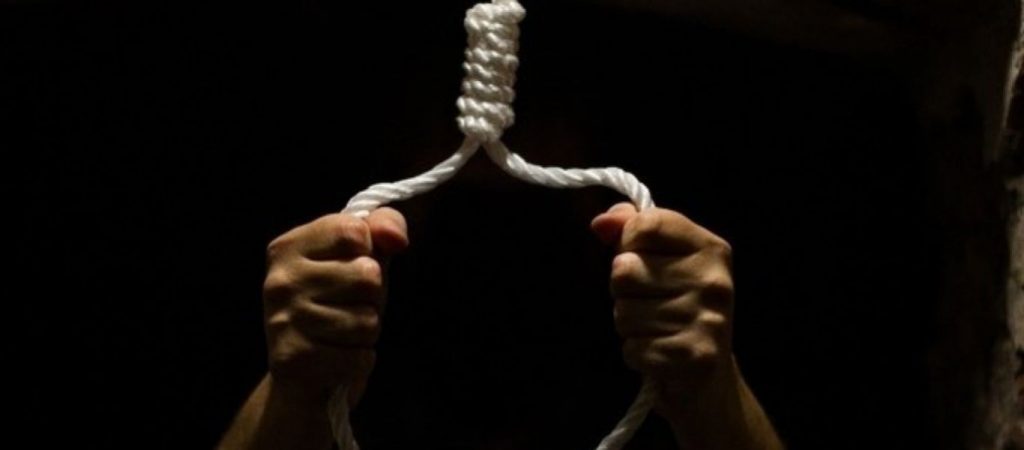 Λαμία: Άντρας αυτοκτόνησε σε κοινή θέα στο κέντρο της πόλης – Κρεμάστηκε σε μπαλκόνι