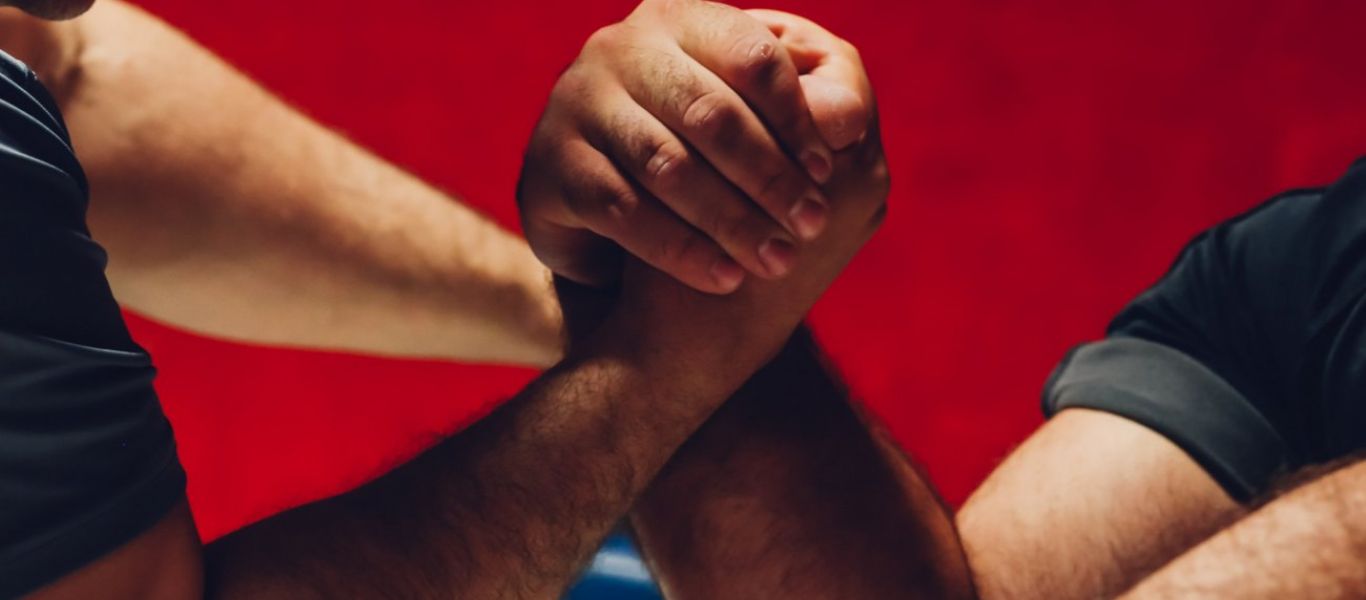 Λεπτεπίλεπτο κοριτσάκι διαλύει μεγαλόσωμο αγόρι σε αγώνα μπραντεφέρ! (βίντεο)