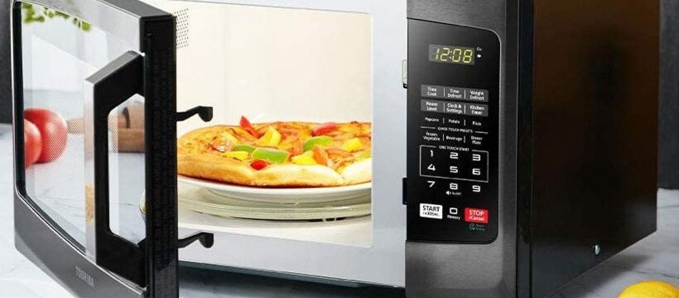 Δείτε πως θα ζεστάνετε ένα κομμάτι πίτσα στον φούρνο μικροκυμάτων