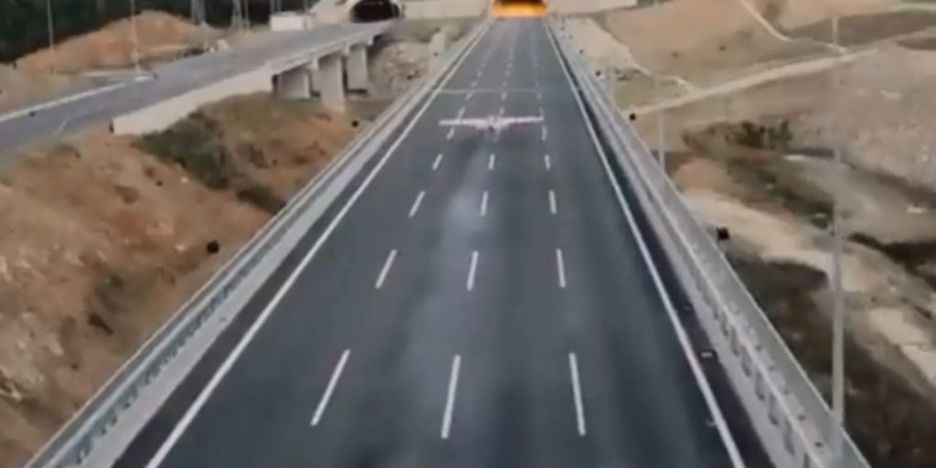 Πιλότος διέσχισε για πρώτη φορά δύο διαδοχικά τούνελ! (βίντεο)