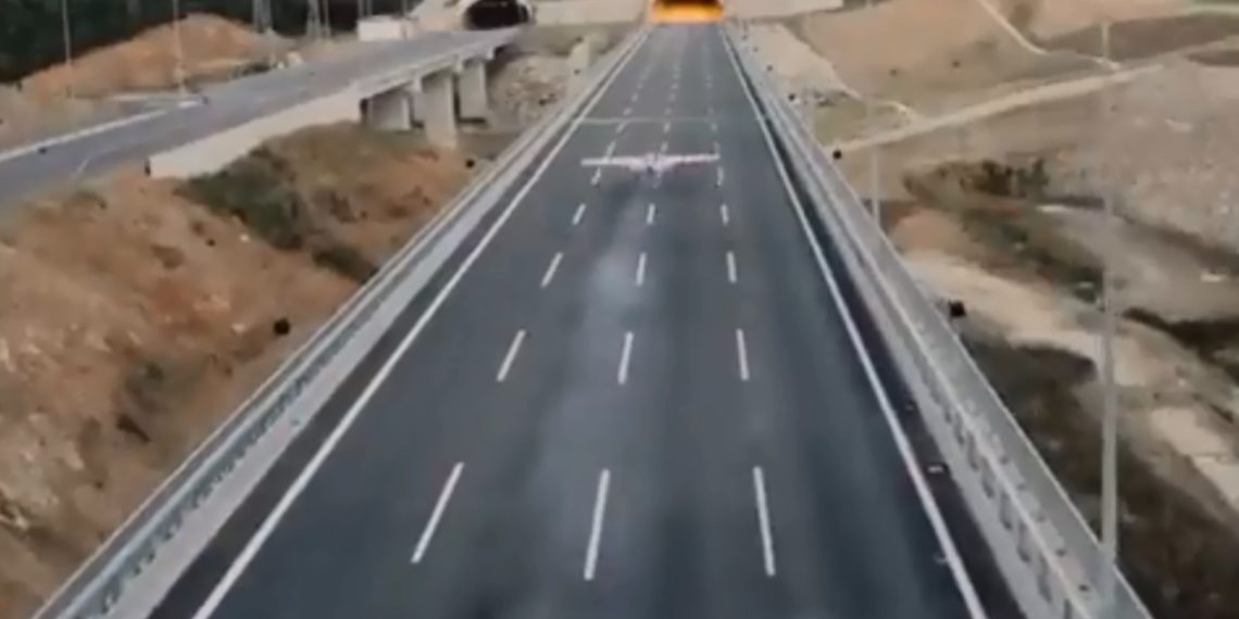 Πιλότος διέσχισε για πρώτη φορά δύο διαδοχικά τούνελ! (βίντεο)