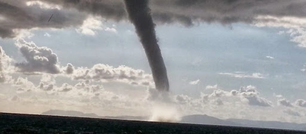 Λάρισα: Ανεμοστρόβιλος δημιουργήθηκε στην παραλία της Αγιάς – Πρωτόγνωρο φαινόμενο (βίντεο – φώτο)