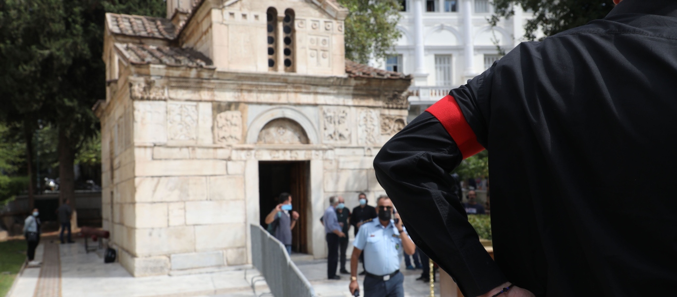 Με καθυστέρηση δύο ωρών η σορός του Μίκη Θεοδωράκη στη Μητρόπολη