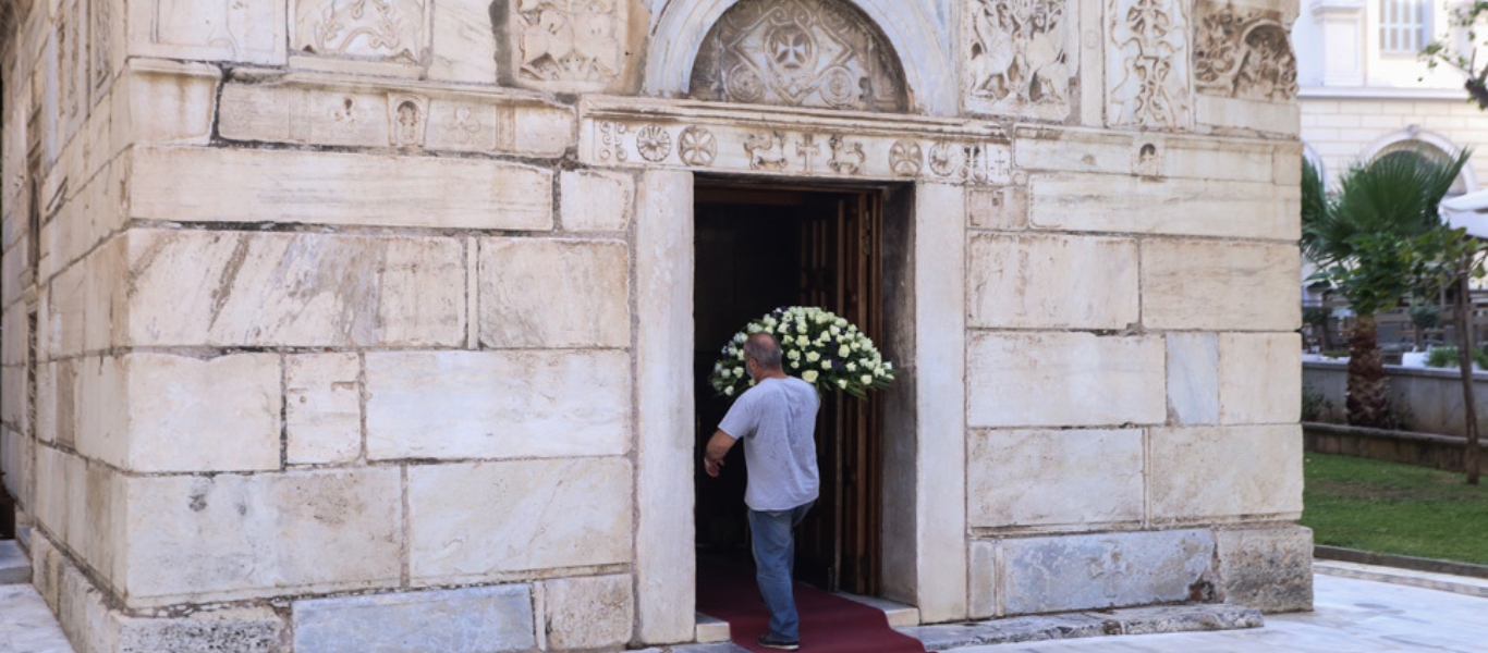 Σε λαϊκό προσκύνημα στη Μητρόπολη Αθηνών η σορός του M.Θεοδωράκη