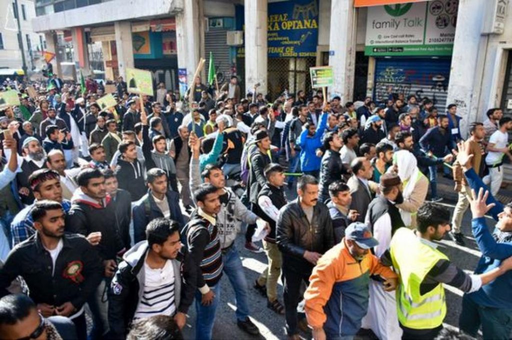 Aυτοκινητοπομπή Πακιστανών στο κέντρο της Αθήνας: Γιόρτασαν την ημέρα Άμυνας του Πακιστάν (βίντεο)