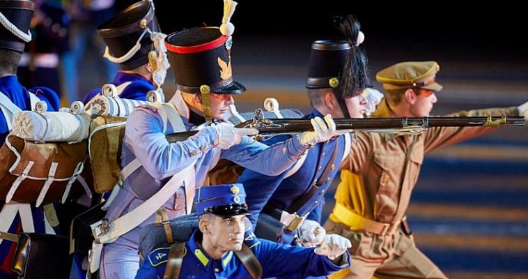 Με επετειακές στολές στην Μόσχα η μπάντα της ΑΣΔΥΣ και τμήμα της ΣΣΕ (βίντεο)