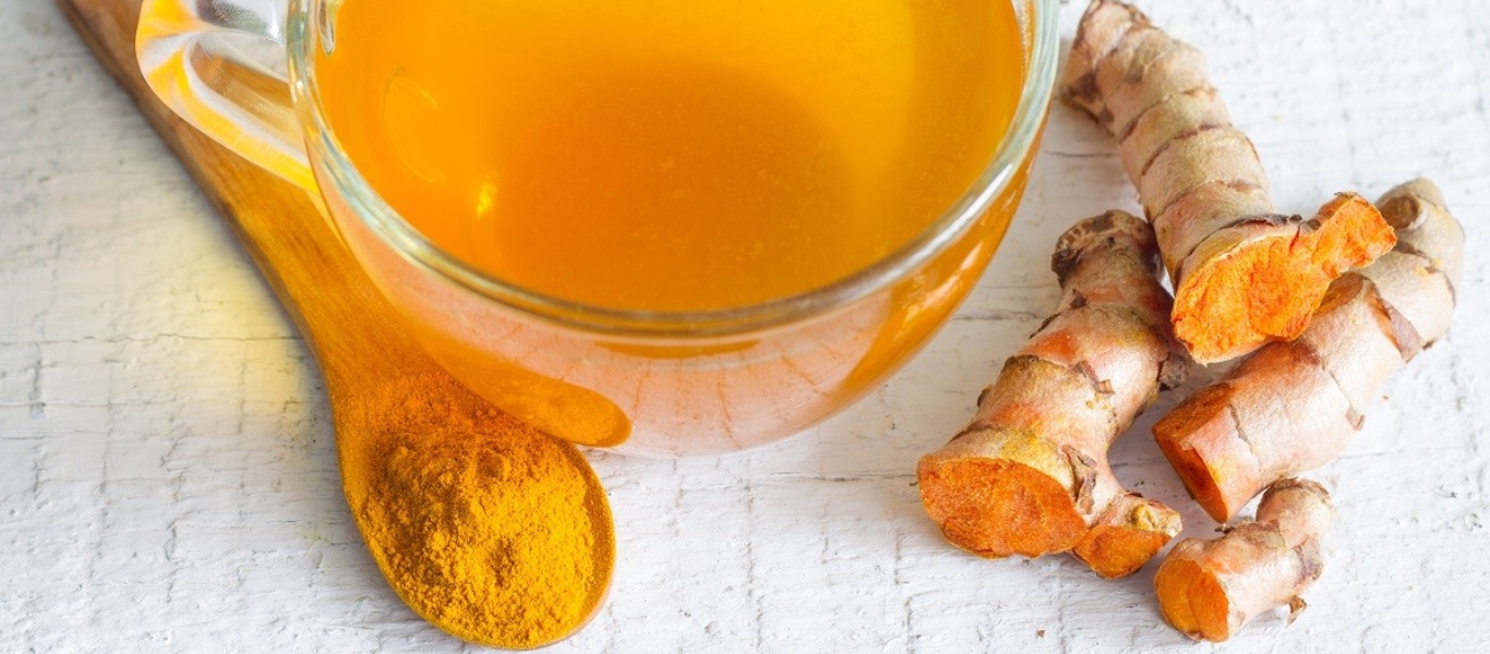 Νερό με κουρκουμά: Τα εντυπωσιακά οφέλη για την υγεία σας