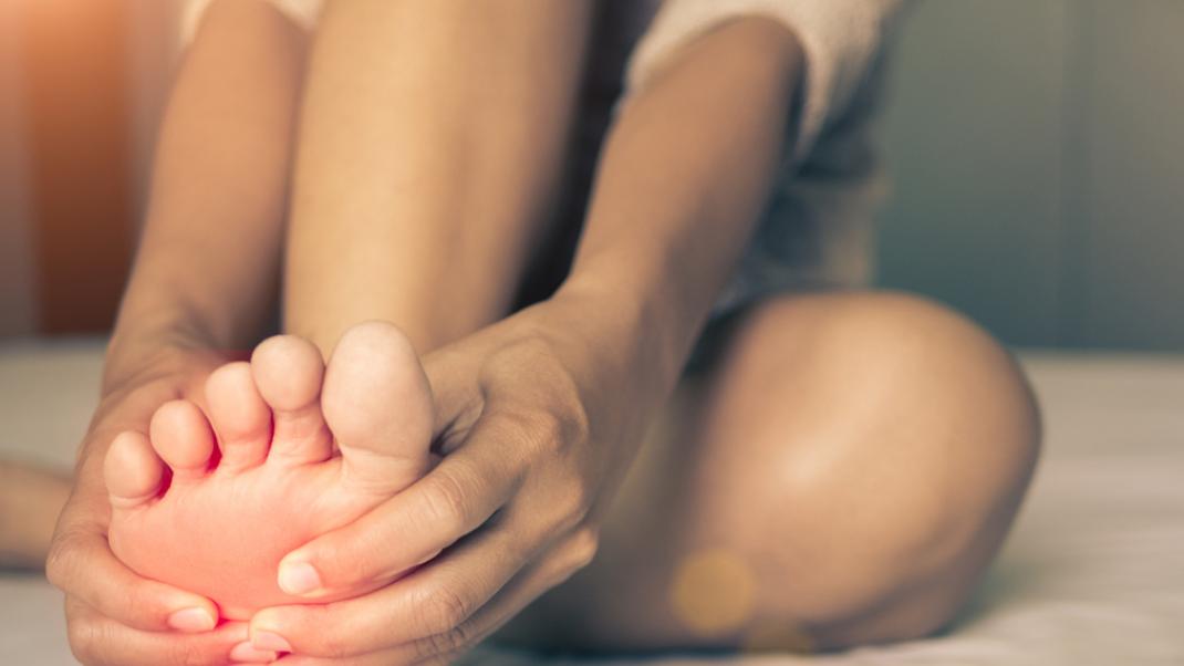 Κράμπες στα πόδια όταν κοιμάστε: Δείτε με ποιες ασθένειες συνδέονται