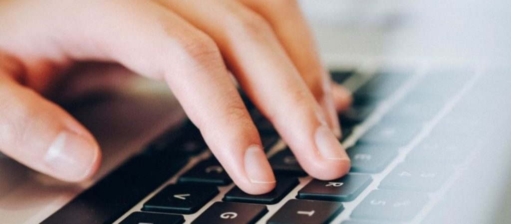 «Ψηφιακή Μέριμνα»: Άνοιξε η πλατφόρμα για τις αιτήσεις για laptop και tablet