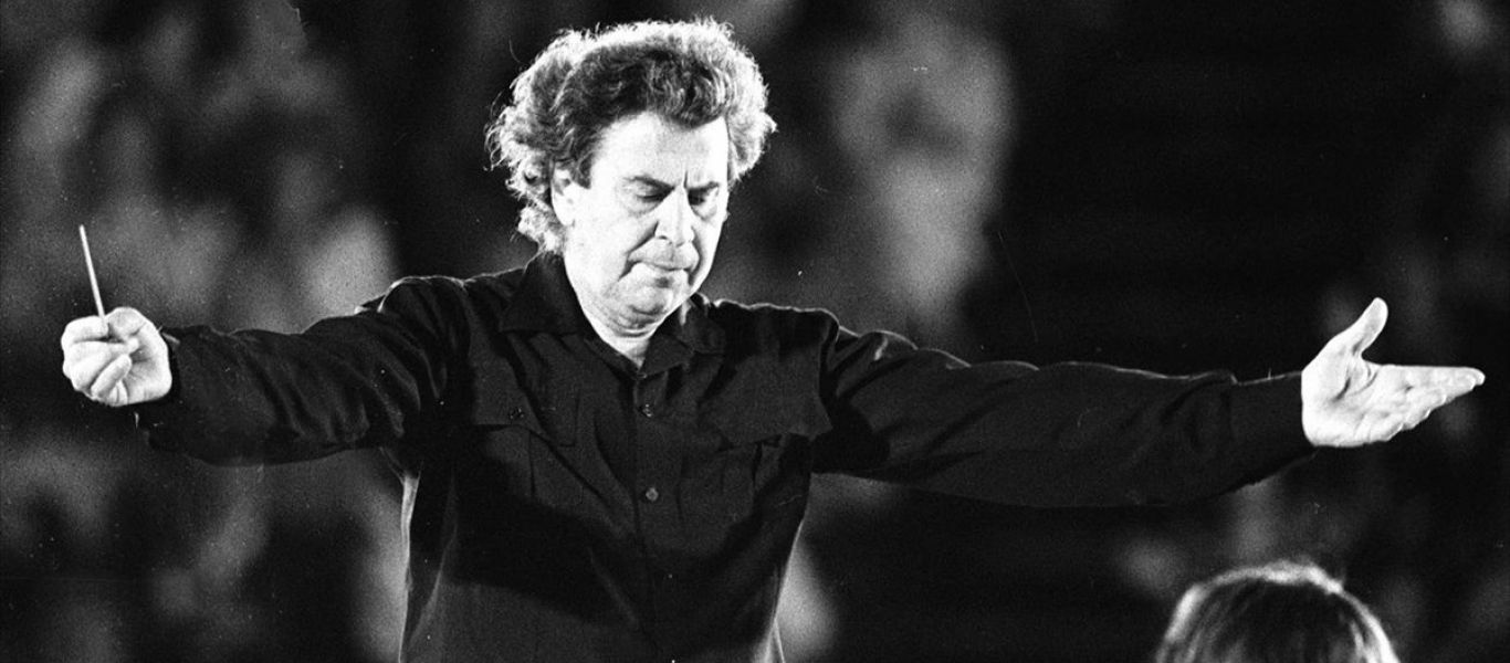 Μίκης Θεοδωράκης: Πλήθος κόσμου τον αποχαιρετά με λουλούδια στα χέρια – Λαϊκό προσκύνημα στον σπουδαίο Έλληνα (φώτο)