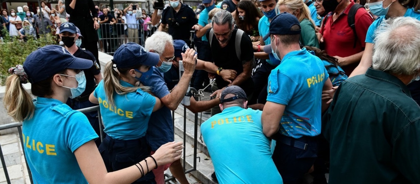 Ένταση στο στο λαϊκό προσκύνημα για τον Μ.Θεοδωράκη – Πολίτες φώναξαν συνθήματα κατά αστυνομικών