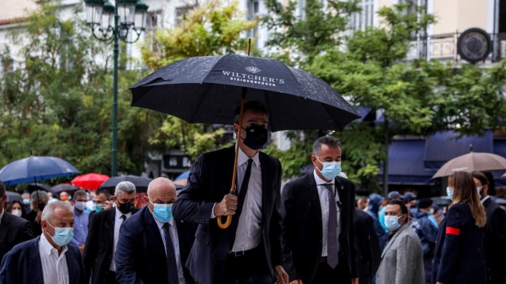 Αποδοκιμασίες και κατά την έξοδο του πρωθυπουργού από τη Μητρόπολη: Τι του φώναζε ο κόσμος