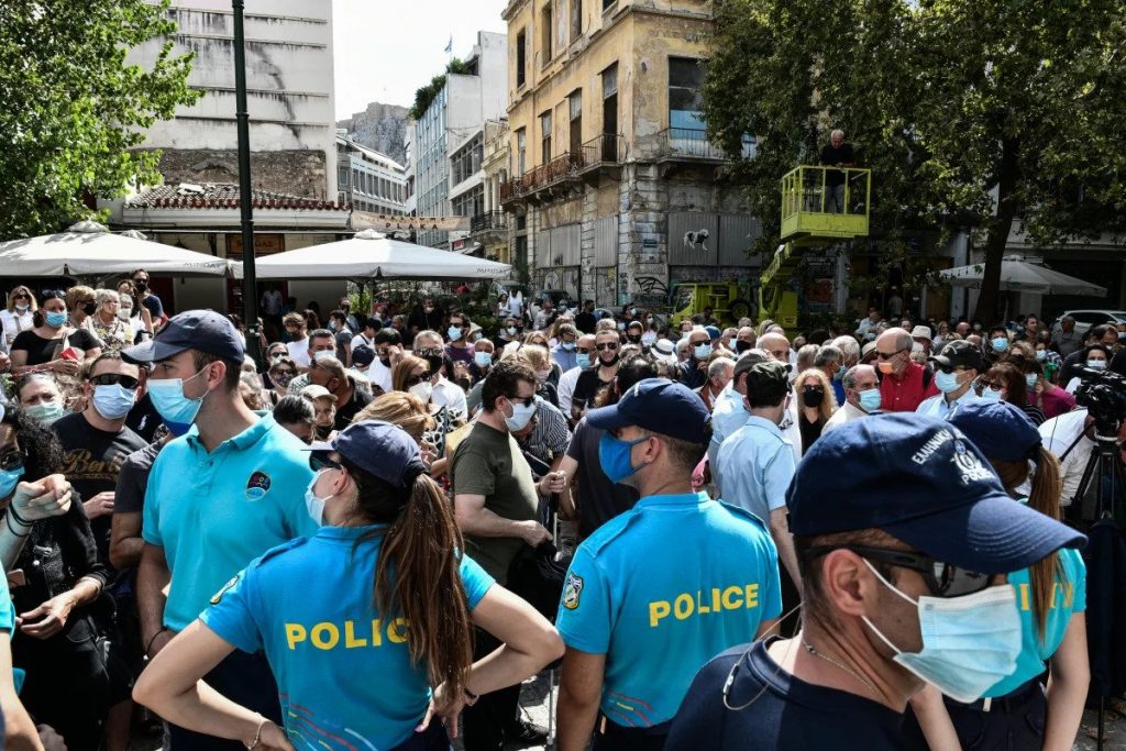 Μητρόπολη Αθηνών: Έντονες αποδοκιμασίες και κατά της υπουργού Πολιτισμού Λίνας Μενδώνη