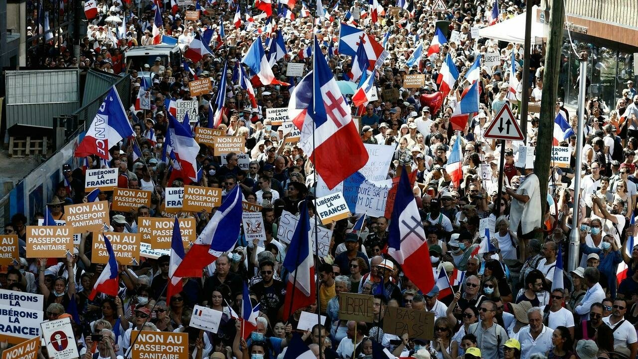 Λαοθάλασσα: Εκατοντάδες χιλιάδες Γάλλοι διαδήλωσαν κατά του υποχρεωτικού εμβολιασμού (βίντεο)