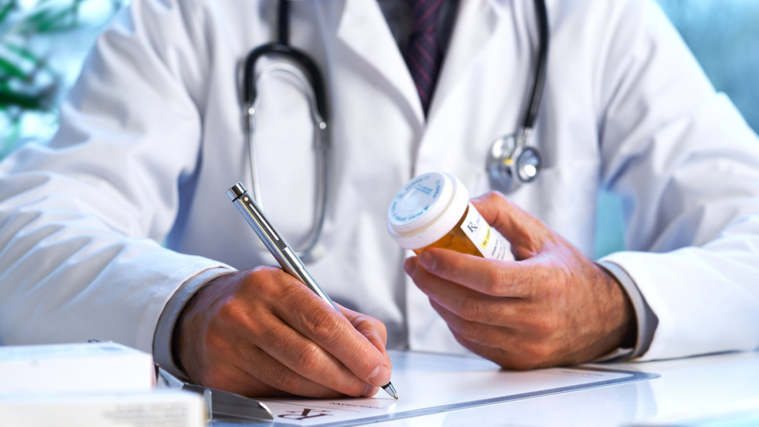 Τα αποτελέσματα της υποχρεωτικότητας: Γιατρός στο Μεσολόγγι πήρε δείγμα από ασθενή για να βγάλει πλαστό πιστοποιητικό