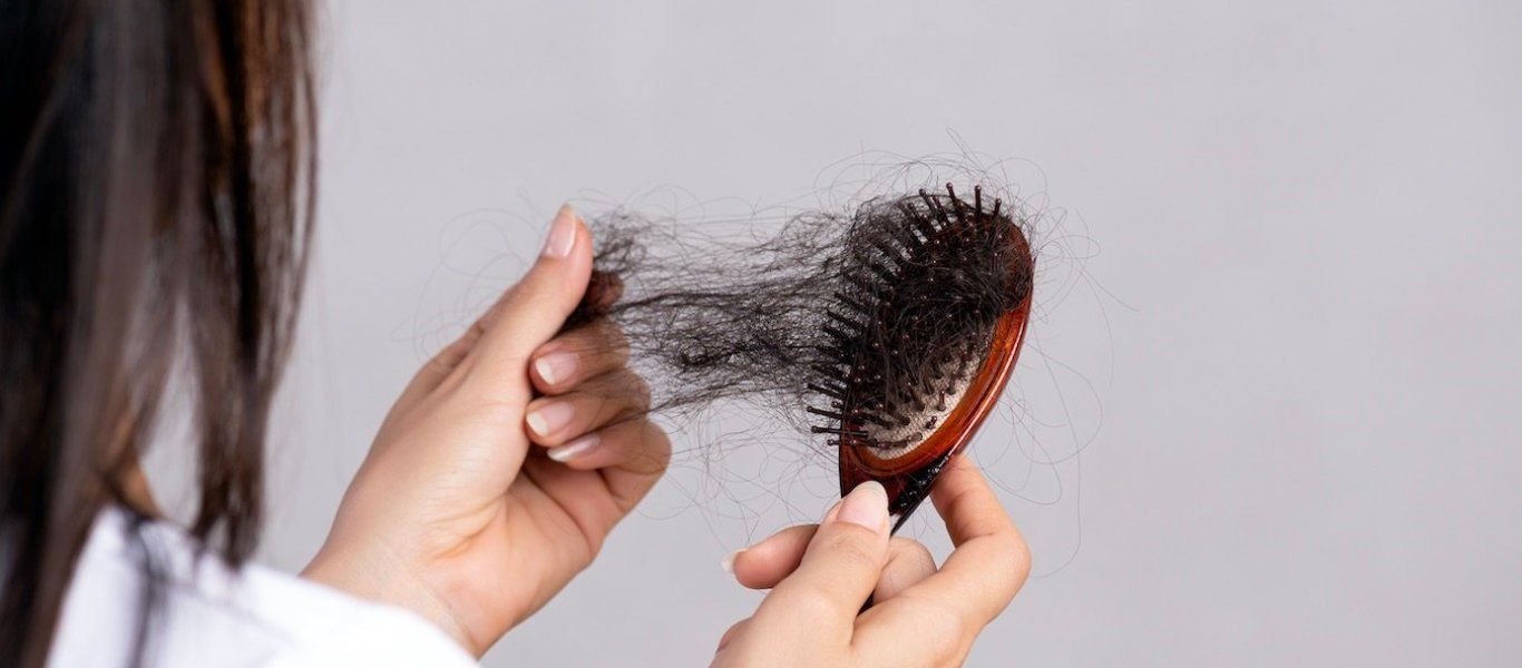 Εποχιακή τριχόπτωση: Αυτά είναι τα θρεπτικά συστατικά που χρειάζεστε