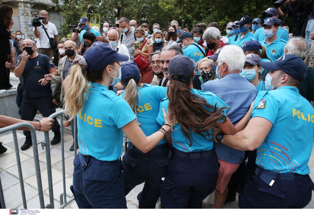Σφοδρές λαϊκές αποδοκιμασίες κατά Κ.Μητσοτάκη στην Μητρόπολη Αθηνών – Προοίμιο αυτών που θα ακολουθήσουν!