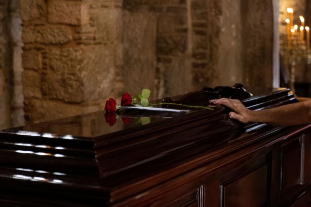 Αντιδράσεις στο Twitter για τον στρατιωτικό χαιρετισμό του Δ.Σαββόπουλου μπροστά στο φέρετρο του Μ.Θεοδωράκη!