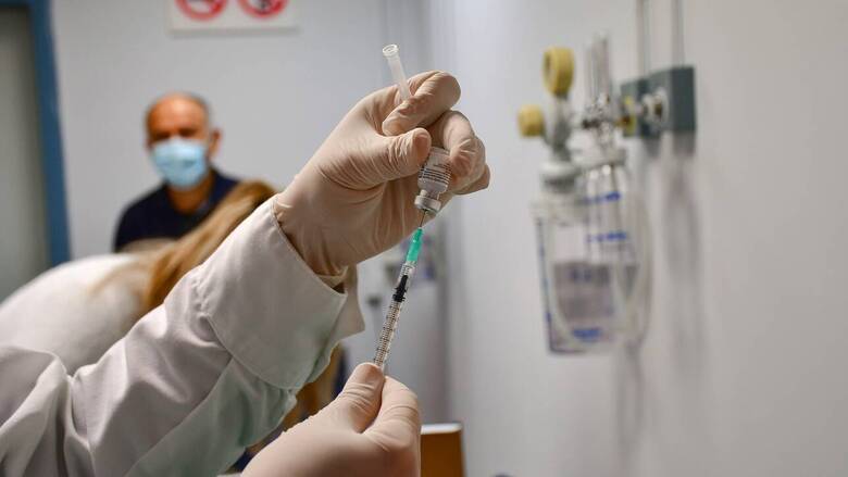 Στο «μικροσκόπιο» δέκα εμβολιαστικά κέντρα για τυχόν «μαϊμού» πιστοποιητικά εμβολιασμού