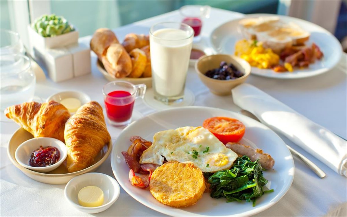 Δέκα τροφές για πρωινό που μας φτιάχνουν τη διάθεση
