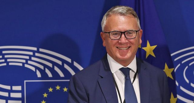 Στην Αθήνα σήμερα ο επίτροπος Απασχόλησης και Κοινωνικών Δικαιωμάτων Νικολά Σμιτ – Το πρόγραμμά του