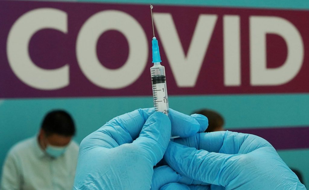 Η κυβέρνηση ζητά εμβολιασμούς με τρίτη δόση και ο ΕΜΑ ακόμα συγκεντρώνει στοιχεία των επιπτώσεων!